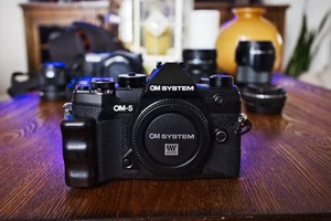 OLYMPUS OM SYSTEM OM-5 CAMERA With 14-42 Ez And Godox IT30 pro - Picture 1 of 19