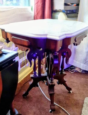 Mesa auxiliar de salón antigua victoriana Eastlake con incrustación de nogal con tapa de mármol del siglo XIX Foto 1 de 4