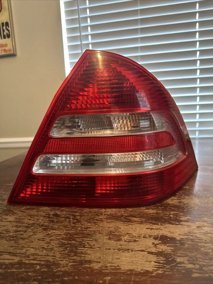 Luz trasera derecha del pasajero Mercedes Benz W203 C230 C320 2005-2007 OEM.U Foto 1 de 4