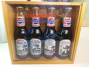 SET BOTTIGLIA VINTAGE NASCAR PEPSI COLLO LUNGO R PETTY 43 CASSA LEGNO PLEXI FIRMATA #121 STP - Foto 1 di 12
