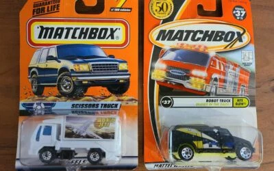 Caja de cerillas 2 cardadas - Camión de tijeras y camión robot - Como nuevo en tarjeta Foto 1 de 3