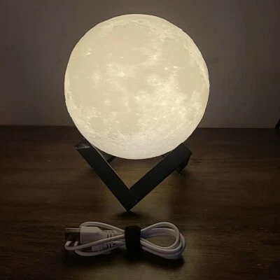 Luz nocturna de cabecera lunar ideal para niños y adultos por igual Foto 1 de 2