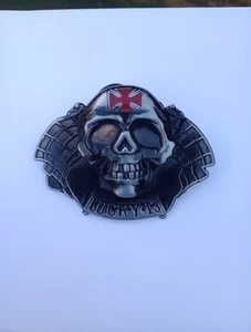 Große Totenkopf Motorrad Lucky 13 Gürtelschnalle Harley 4"X3' schwarz Metall Goth Spade - Bild 1 von 4