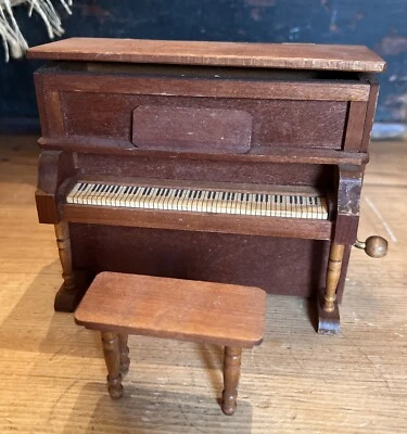 Casa de muñecas Shackman vintage cuerda piano y banco toca música Foto 1 de 4