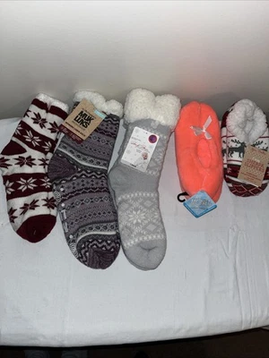 NUEVO, TRES PARES DE CALCETINES ANTIDESLIZANTES DE PIEL SINTÉTICA, DOS PARES DE ZAPATILLAS ANTIDESLIZANTES, SE AJUSTAN HASTA 8 Foto 1 de 2