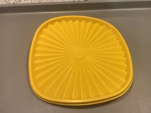 Vintage TUPPERWARE Servalier Replacement Lid ONLY #837 Yellow - Picture 1 of 3
