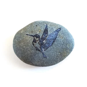 Hummingbird Engraved Worry Stone, Free Personalization, Mindfulness Pocket Stone - Picture 1 of 5