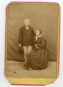 PHOTO CABINET 1880, un couple âgé pose elle de profil assise lui debout - Picture 1 of 2