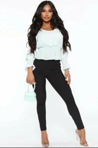 Fashion Nova leichte mintgrüne kurze Bluse mit V-Ausschnitt Größe M  - Bild 1 von 2