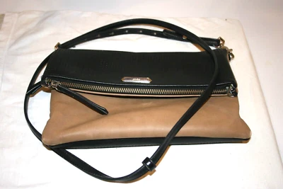 Bolso sin asas bandolera tejido crema negro y tostado Stella Dot Waverly cuero azul marino Foto 1 de 4