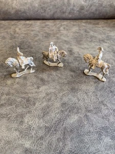 3 chevaux miniatures en étain et cavaliers amovibles - Photo 1/6