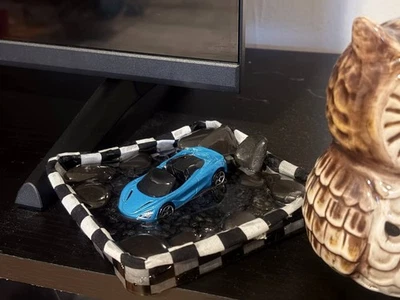 Mini decoración de resina con piedras negras y coche deportivo azul tema de carreras de 4,7 pulgadas Foto 1 de 4