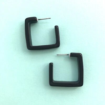 Pendientes de aro de lucita brillantes cuadrados negros Foto 1 de 4