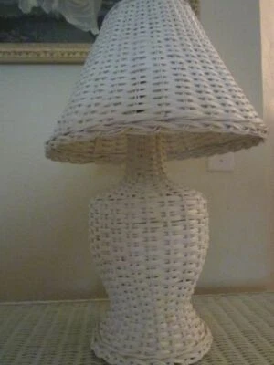 Ротанг плетеная настольная лампа белого цвета - Изображение 1 из 4