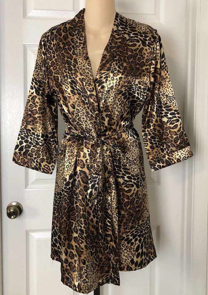 Bata Secret Treasures con estampado de leopardo para mujer pequeña 4 6 tela ajustada longitud corta Foto 1 de 4