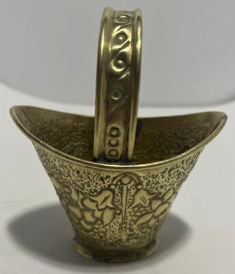 Antigua canasta de cubo de carbón ceniza de latón inglés pequeña en relieve de colección con mango Foto 1 de 4
