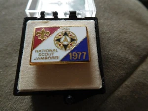 CP SCOUT BSA 1977 NATIONAL JAMBOREE HAT PIN LAPEL TIE TACK IN BOX CREST CRAFT !! - Picture 1 of 9