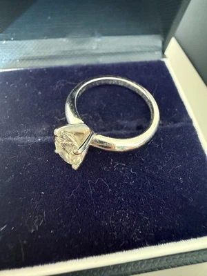 Anillo de compromiso solitario de oro blanco ovalado VS1/J Blue Nile de 1,50 quilates Foto 1 de 4