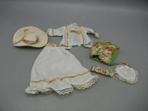 Vintage Puppe Outfit Barbie Clone weiß Gold Trim Rock Top Gobelin Weste 6 Teile - Bild 1 von 9
