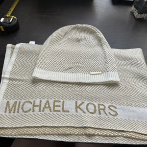 Michael Kors 2-teiliges Set Schal & Mütze Ivory Gold Metallic MK Logo One Size - Bild 1 von 8