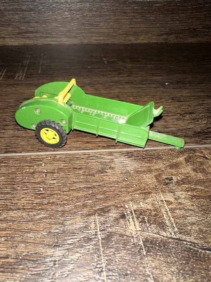 Vintage Ertl John Deere Manure Spreader. Diecast 1/43 Scale #2312U WORKING - Image 1 of 4
