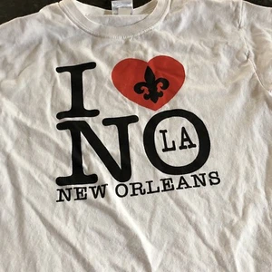 Gildan White M YOUTH UNISEX Tee "I Love New Orleans" (LA)Red Heart Fleur de Lis - Picture 1 of 3