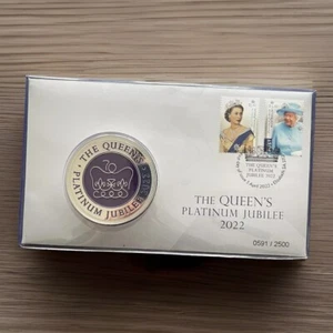 Jubileo de Platino de la Reina 2022 - Cubierta y estampillas medallón plateadas PNC - Imagen 1 de 6