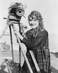 Donna con vecchia macchina fotografica vintage 8x10 ristampa di vecchia foto - Foto 1 di 1