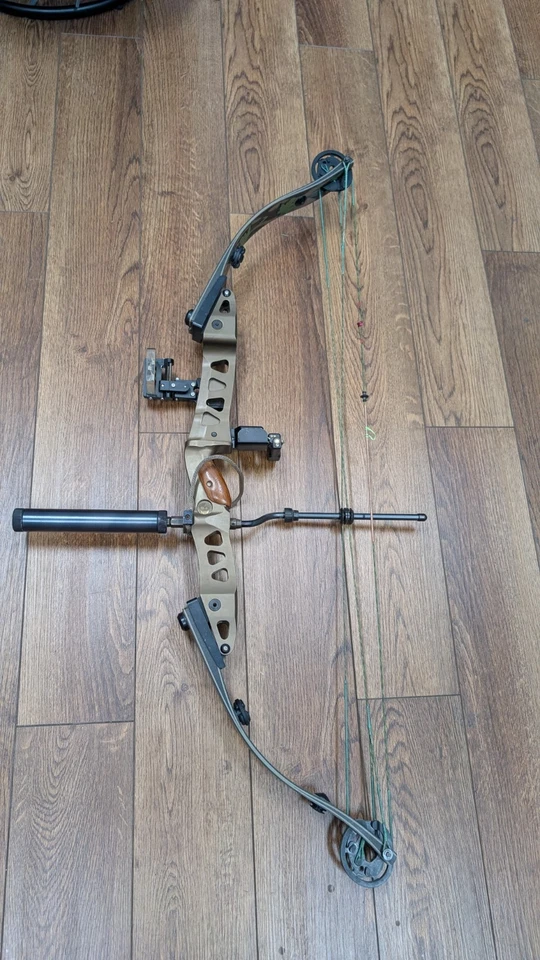 Hoyt USA Fastflite Compound Bow RH  Camo W/ Case. Great Condition (036) - Image 1 of 4