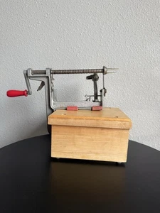 Pampered Chef Apfelschäler Entkerner Schneider mit Holzboden Handkurbel Küchenwerkzeug - Bild 1 von 5