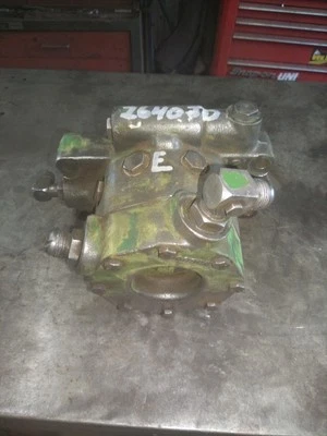 John Deere 2640 Used Original Hydraulic Pump - Image 1 of 4