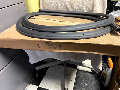 NOS FORD D7FZ-6443720-D 1973-80 PINTO HATCH WAGON TRUNK LID DOOR WEATHERSTRIP - Image 1 of 4