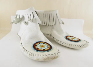 HAND CRAFTED WOMENS SIZE 8.5 BEADED LEATHER NATIVE AMERICAN INDIAN MOCCASINS - Picture 1 of 15