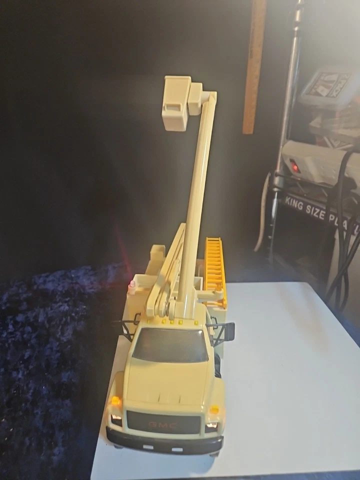 DG Productions • Caminhão caçamba utilitário GMC ComED 11" • Employee Edition@33 - Imagem 1 de 4