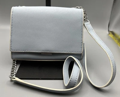 Bandolera Vince Camuto azul bebé con correa de cadena plateada pequeña en muy buena condición LDT Foto 1 de 4