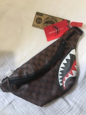 BROSSBODY SPRAYGROUND FURR SHARKS IN PARIS SAVVY Foto 1 de 4