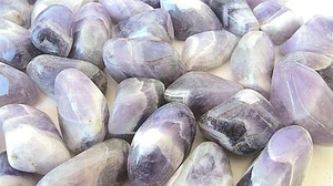 Vier Chevron Amethyst Trommelsteine 25-30 mm Heilkristalle Süchte Gewicht - Bild 1 von 2