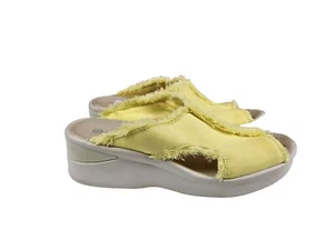Bzees women Wedge Heel Slip On Sandal yellow Fabric 7.5M (lot 1160) - Picture 1 of 9