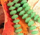 Perles de pièces volantes, 14 mm, vert ressort opaque avec finition givrée, mate, 10 pièces