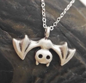 LINDO COLLAR MURCIÉLAGO PEQUEÑO 17" Cadena Pequeño Colgante Dije Colgante Regalo Halloween NUEVO - Imagen 1 de 4