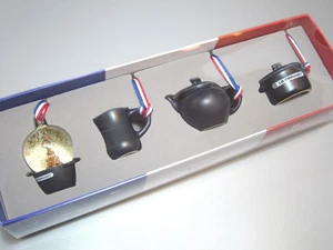 Le Creuset Schneekugel Miniatur Marine Eiffelturm Ornament Zweihenkel Topf Tasse - Bild 1 von 4