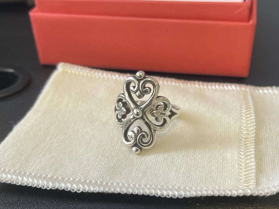 Anillo James Avery Corazones Adornados Plata de Ley • Talla 7. Foto 1 de 4