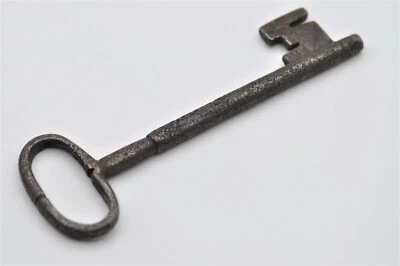 Ancienne clé pour serrure de porte en bois de chateau en fer forgé collection 4 - Photo 1/4