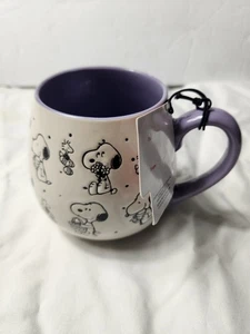 Großer Kaffeebecher. Snoopy und Woodstock mit Ostereiern und Körben. Lila.  - Bild 1 von 6