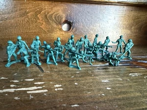Vintage 1980s Dark Green Army Men - Lot of 24 Plastic Figures - Picture 1 of 6