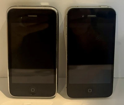 Lot Of 2 Used Apple iPhones 3GS (A1303) & 4S(A1387). Both Turn On & Are Unlocked - Image 1 of 4