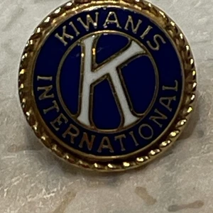 Pin de solapa redonda Kiwanis International oro 10K esmalte azul Balfour corbata - Imagen 1 de 8