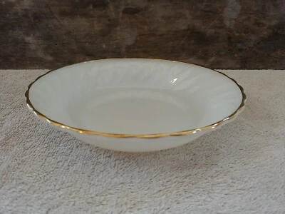 Ensaladera Anchor Hocking SUBURBIA a prueba de horno con borde dorado vidrio de leche de 7,5" Foto 1 de 4