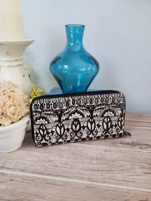 284 Womens Sakroots Geometric Peace Black & White Plenty Of Card Slots  EUC - Image 1 of 4