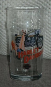 Harley Davidson Motorrad weiblich roter Kopf Pin-up Modell Motiv Pint Bierglas - Bild 1 von 1